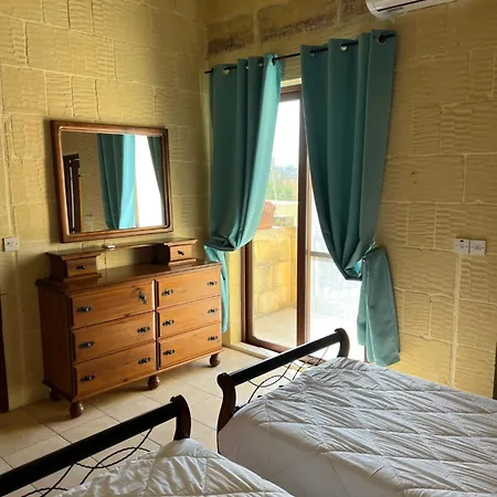 4 Bedroom Holiday With Private Pool & Views Vakantiehuis Xewkija
