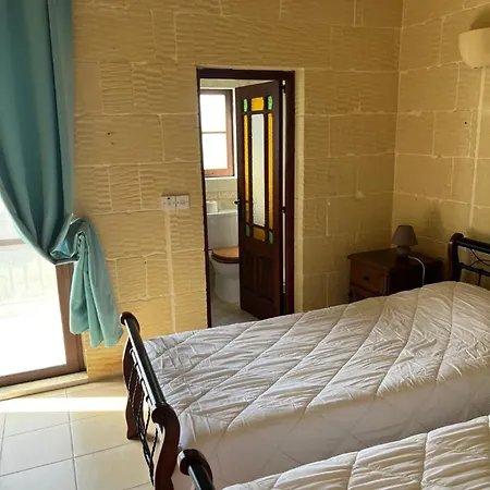 4 Bedroom Holiday With Private Pool & Views Vakantiehuis Xewkija