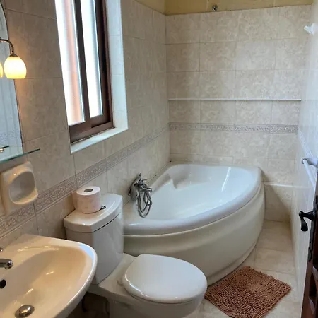 Vakantiehuis 4 Bedroom Holiday With Private Pool & Views