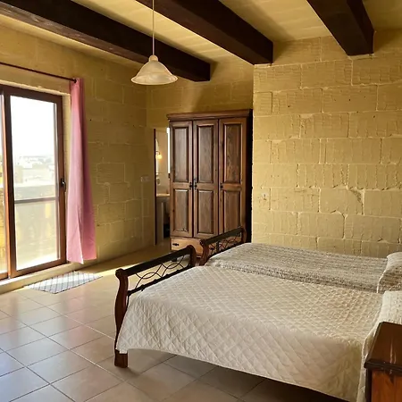 Vakantiehuis 4 Bedroom Holiday With Private Pool & Views *