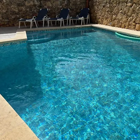 Vakantiehuis 4 Bedroom Holiday With Private Pool & Views