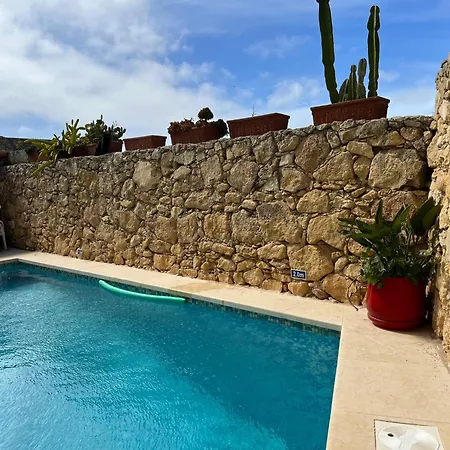 Vakantiehuis 4 Bedroom Holiday With Private Pool & Views *