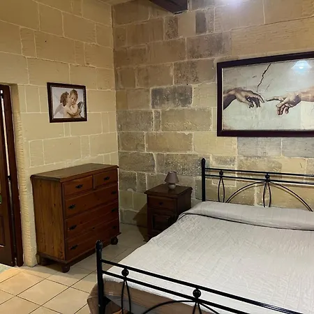 4 Bedroom Holiday With Private Pool & Views *