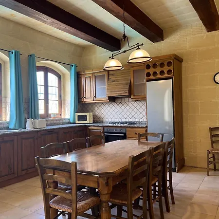 4 Bedroom Holiday With Private Pool & Views Vakantiehuis Xewkija