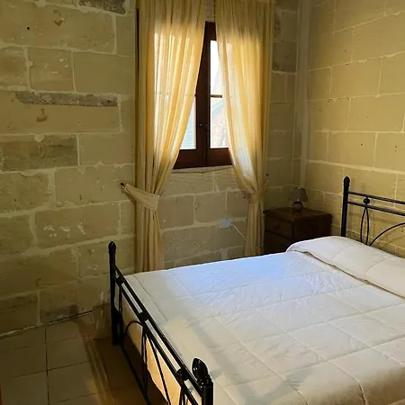 4 Bedroom Holiday With Private Pool & Views *